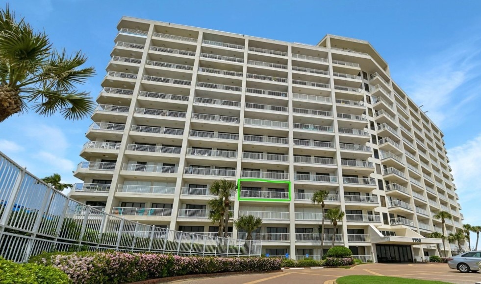 Welcome to The Breakers — Galveston's Premier High