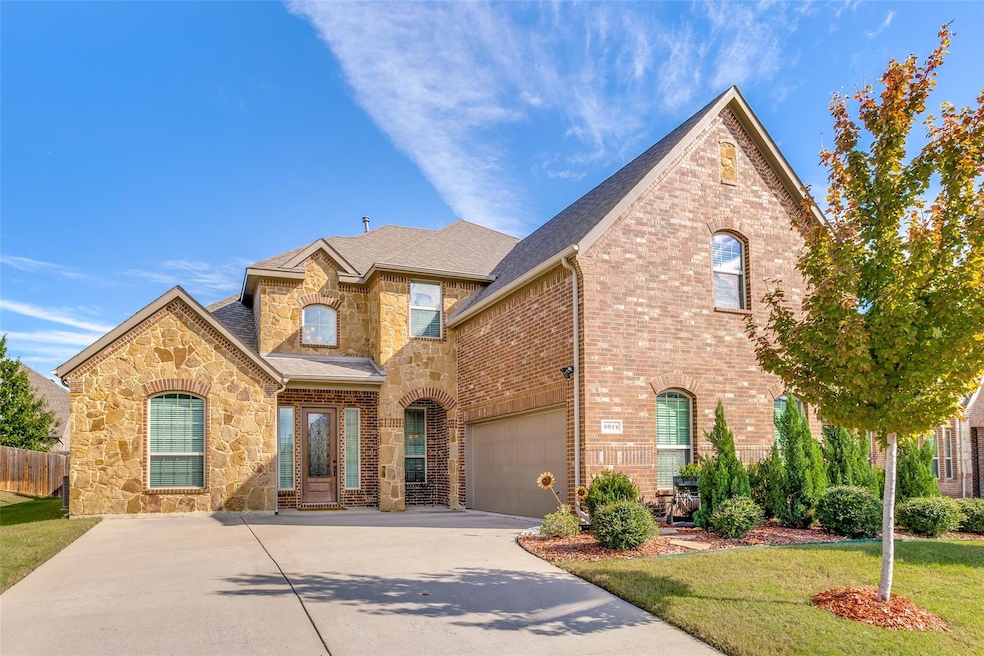 Drive up with 2 car garage