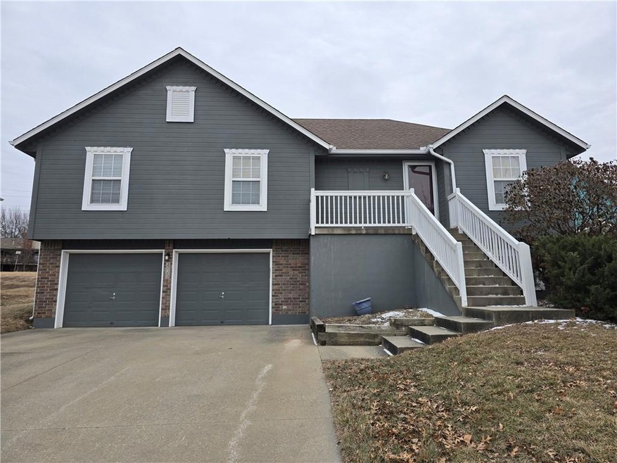 409 Shoreview Dr, Raymore, MO 64083 - photo 1