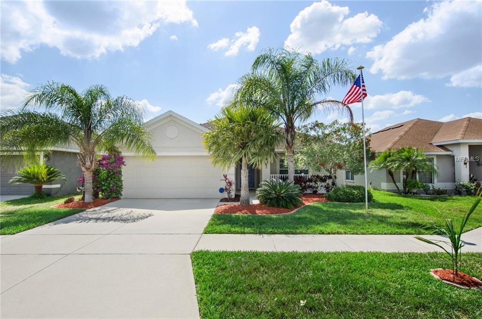 Welcome Home - Manicured Lawn Tropical Landscape!