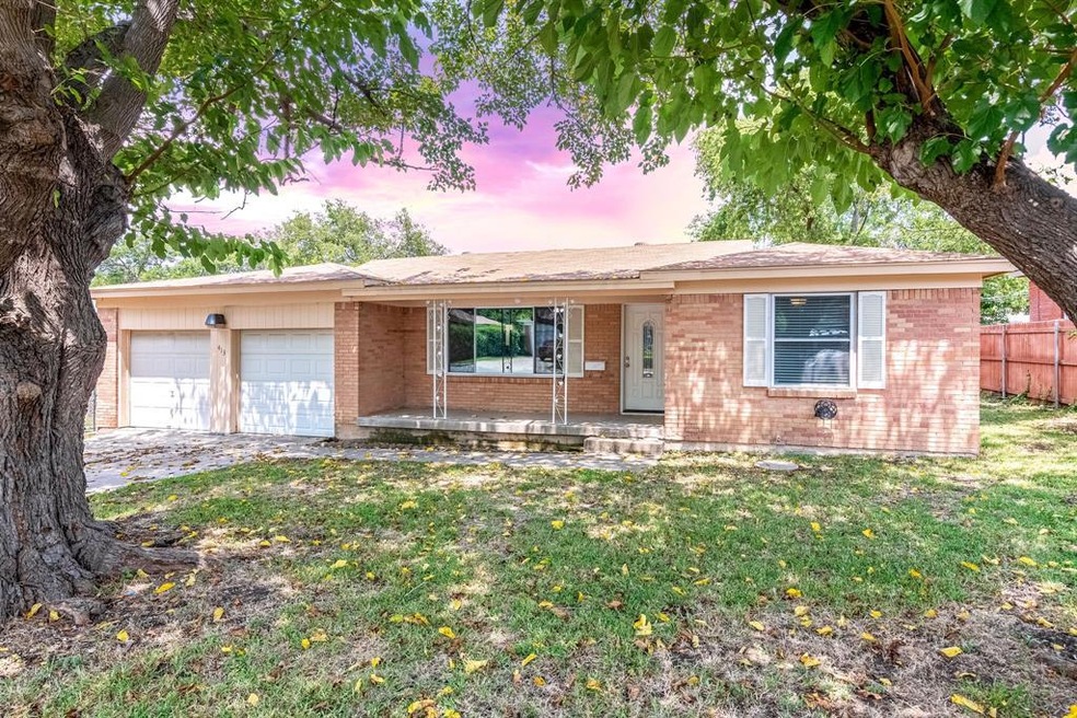 413 Crandle Dr, Fort Worth, TX 76108 - photo 1