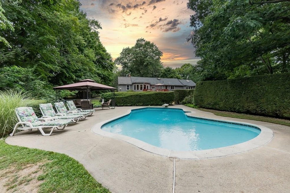 687 Chestnut St, Lynnfield, MA 01940 - photo 1