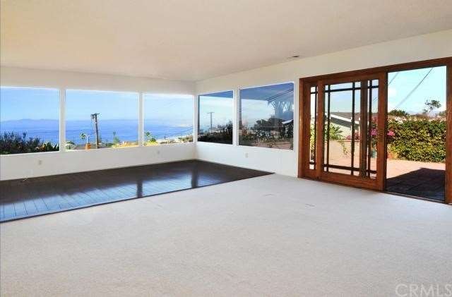 Huge family room with panoramic ocean and Queen's 