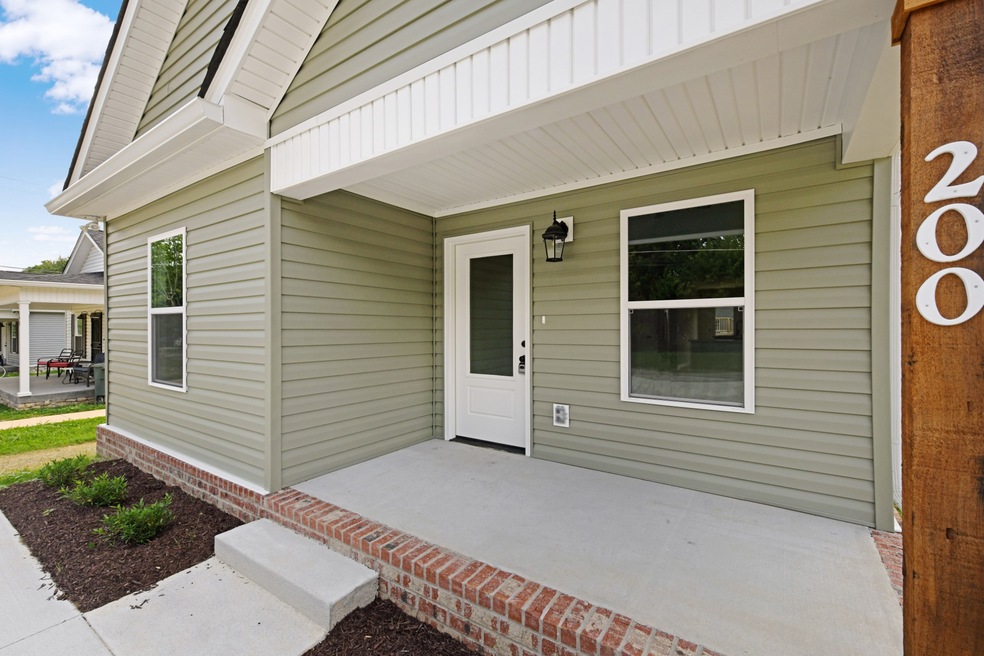 Welcome to 200 Center Street, located 5 minutes from grocery store, gas station, and all the cute shops in downtown Portland!