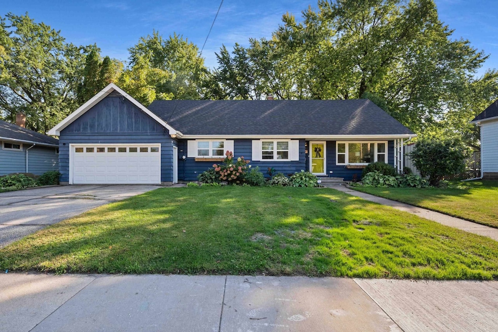 1507 W Murdock Ave, Oshkosh, WI 54901 - photo 1