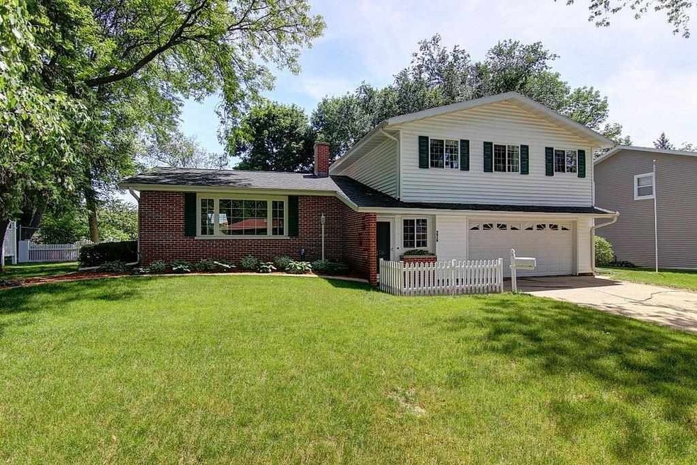 276 Sterling Dr, Oregon, WI 53575 - photo 1