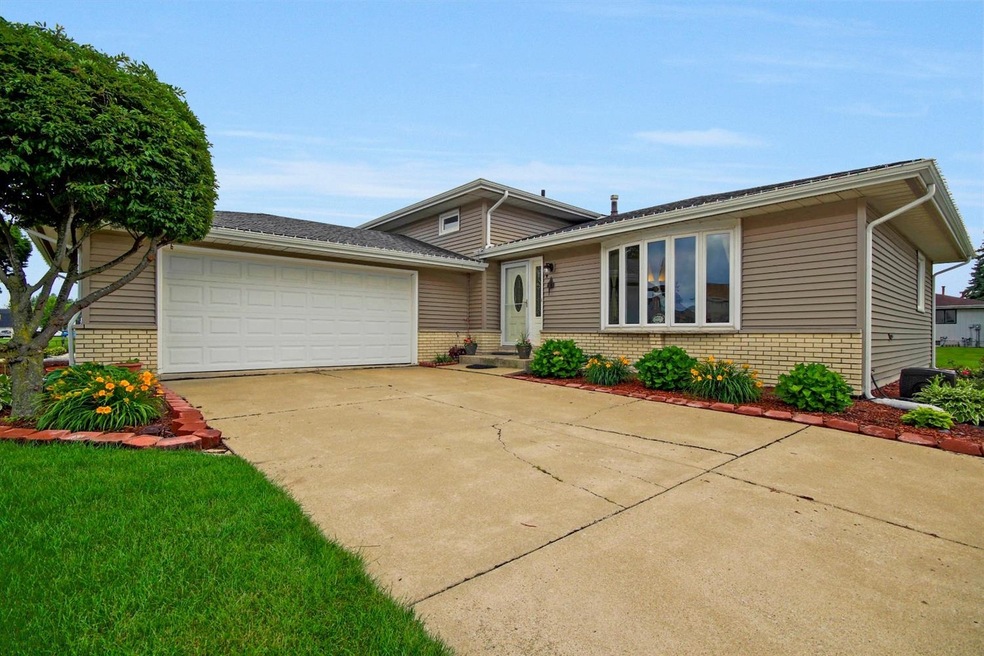 933 Ivanhoe Ln, Dyer, IN 46311 - photo 1