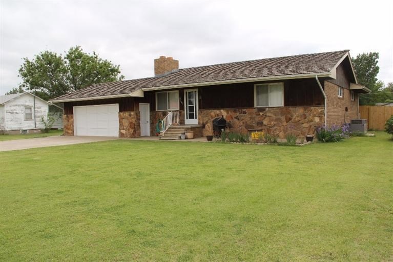 905 S Jefferson St, Hugoton, KS 67951 - photo 1