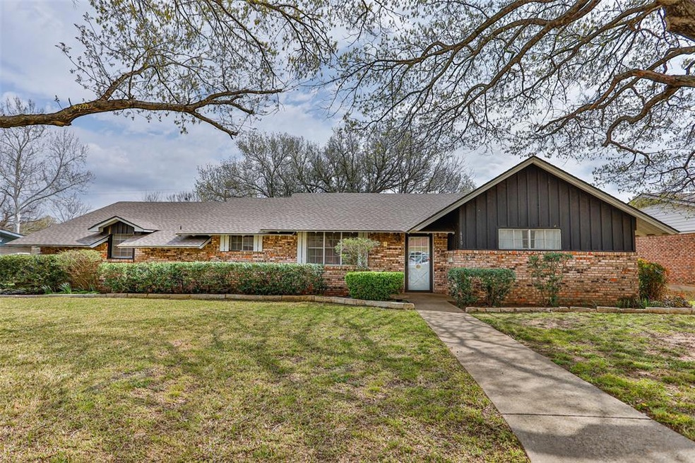 610 Melody Ln, Gainesville, TX 76240 - photo 1