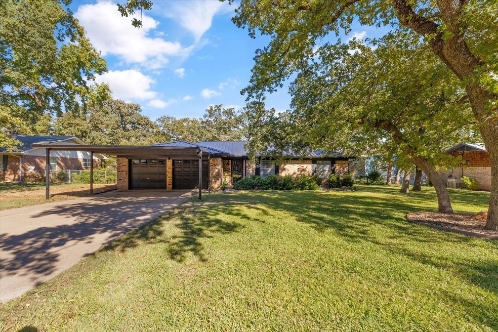 2607 Royal Ln, Granbury, TX 76049 - photo 1