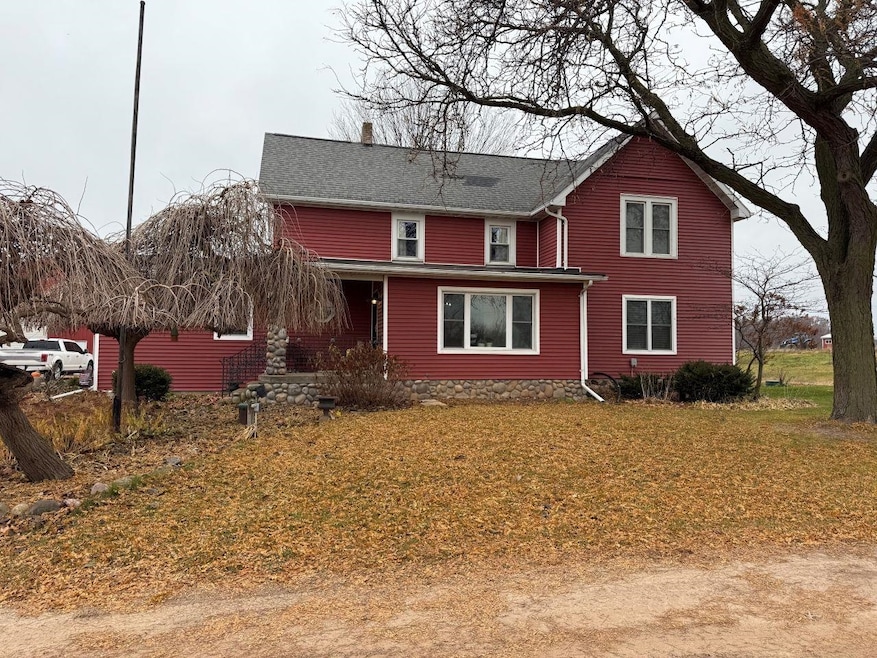 N5271 Madden Rd, New London, WI 54961 - photo 1
