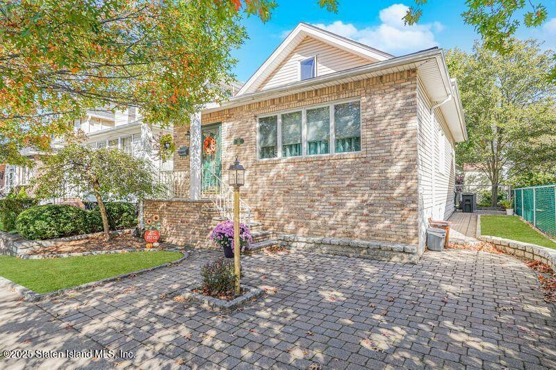Under Contract $680,000 • Co-Listing Agent