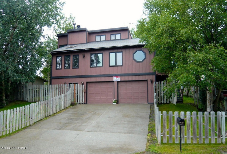 Large lot, views of mtns, storage galore
