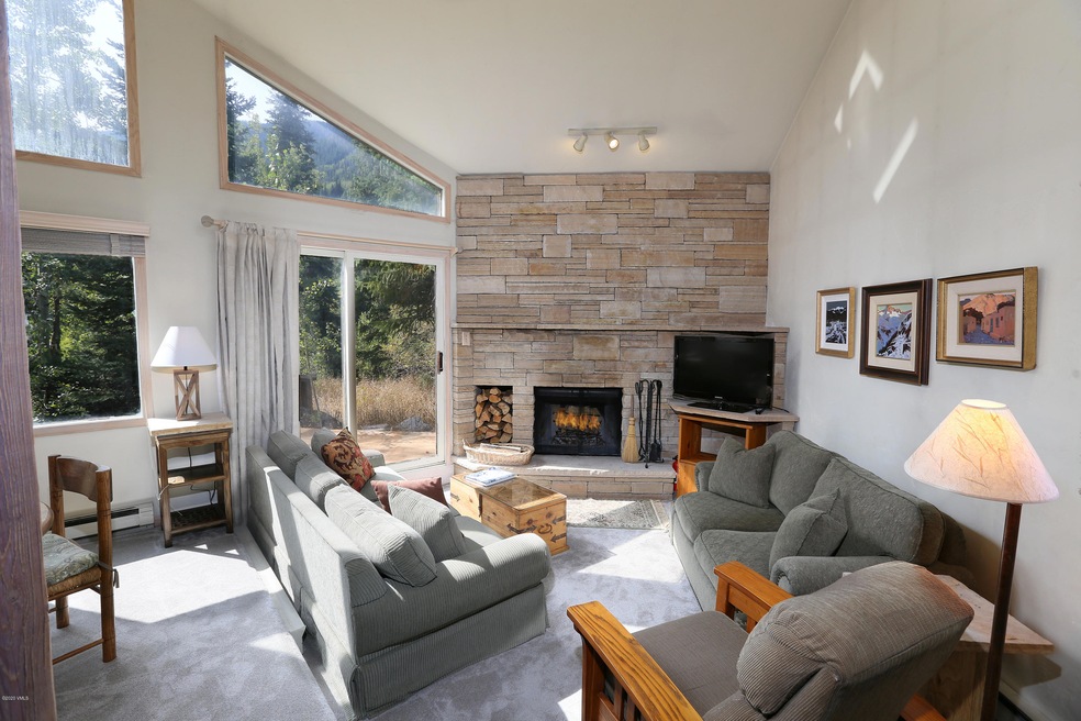 4352_spruce_way_unit_2_living_1
