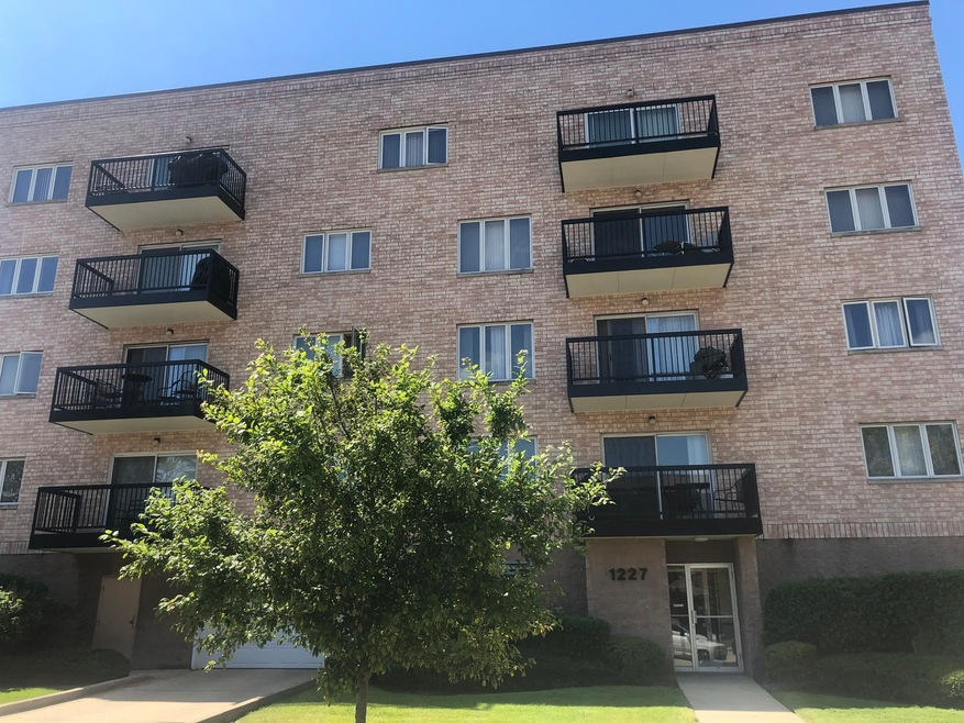 1227 Brown St unit 303, Des Plaines, IL 60016 - photo 1