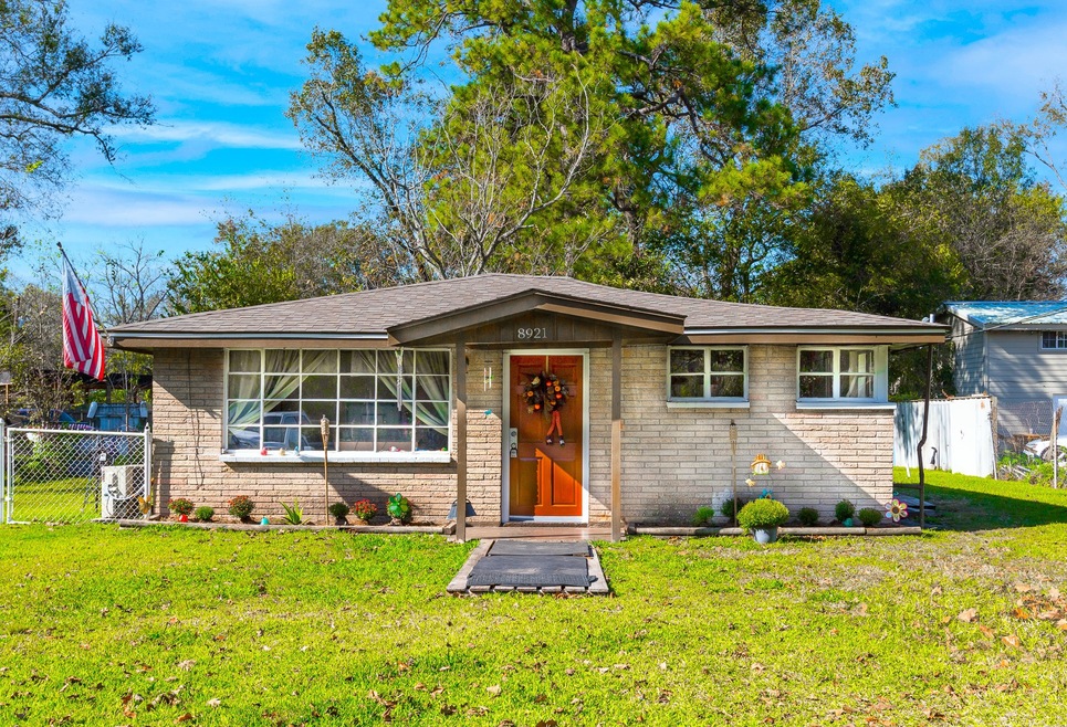 8921 Sherbourne St, Houston, TX 77016 - photo 1