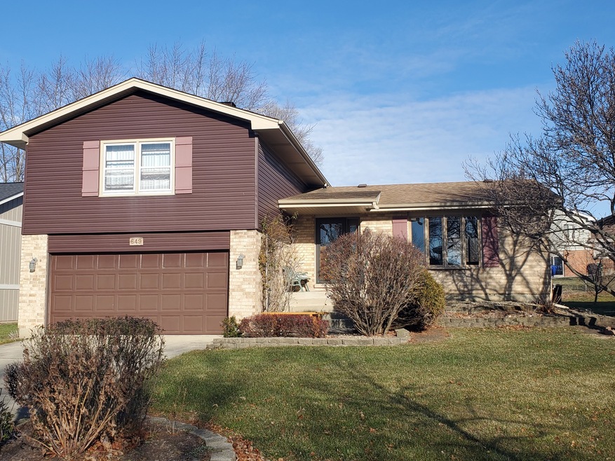 649 Devonshire Ln, Wheaton, IL 60189 - photo 1