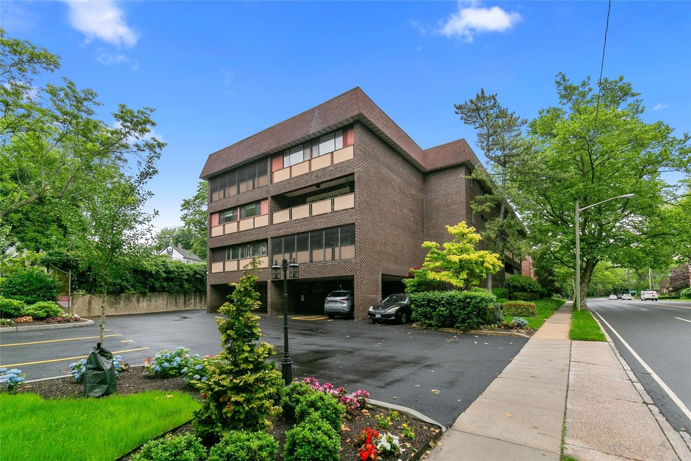 171 S Middle Neck Rd unit 1-F, Great Neck, NY 11021 - photo 1