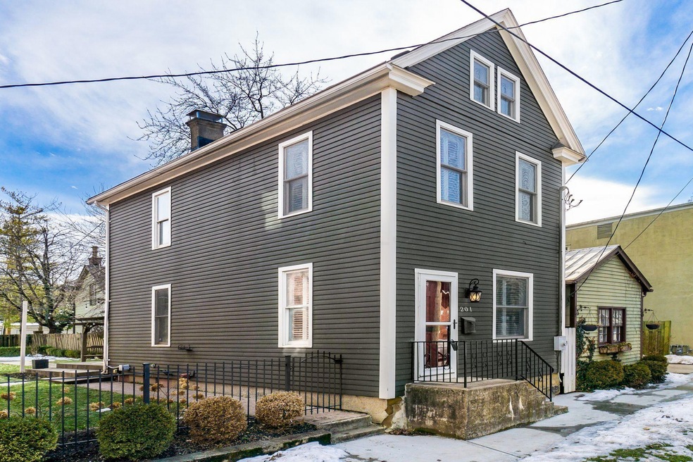 [001] 201 E Whittier St, Columb