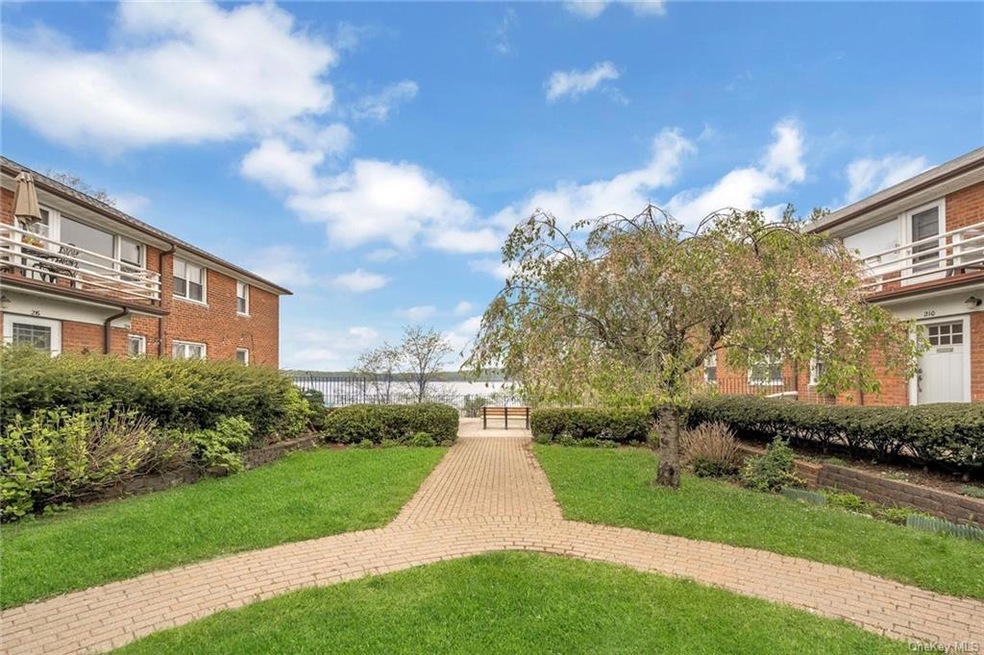 154-212 S Buckhout St unit 212, Irvington, NY 10533 - photo 1