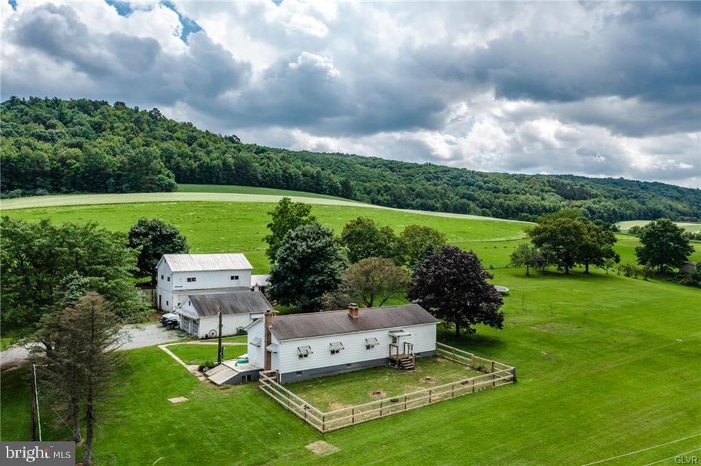 904 Penn Dr, Tamaqua, PA 18252 - photo 1