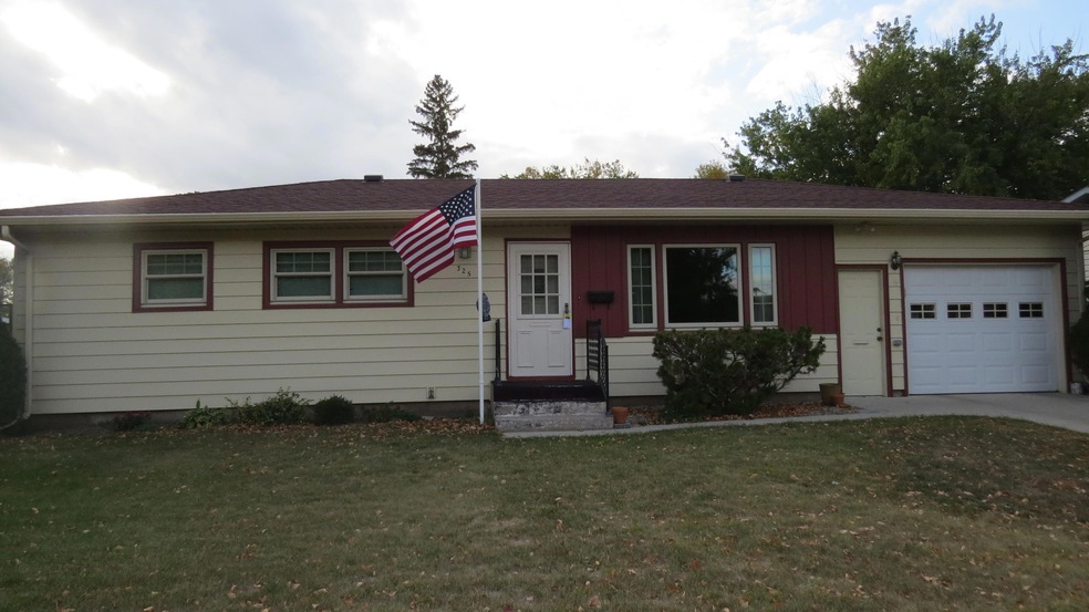 325 16th Ave NE, Jamestown, ND 58401 - photo 1
