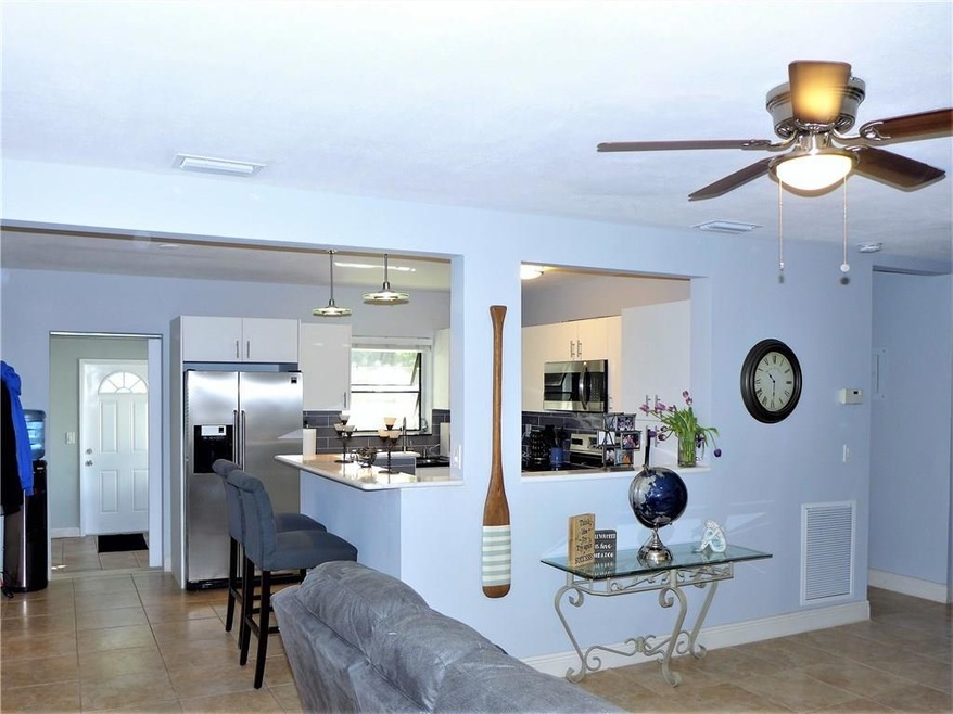 Open layout, ceramic tiles, lots of natural light,