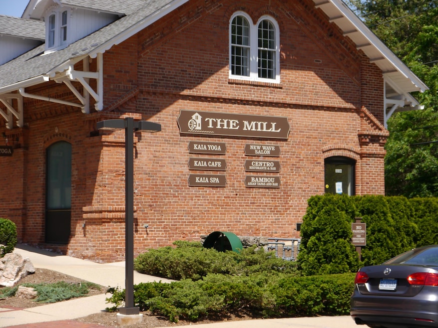 328 Pemberwick Rd unit 1, Greenwich, CT 06831 - photo 1