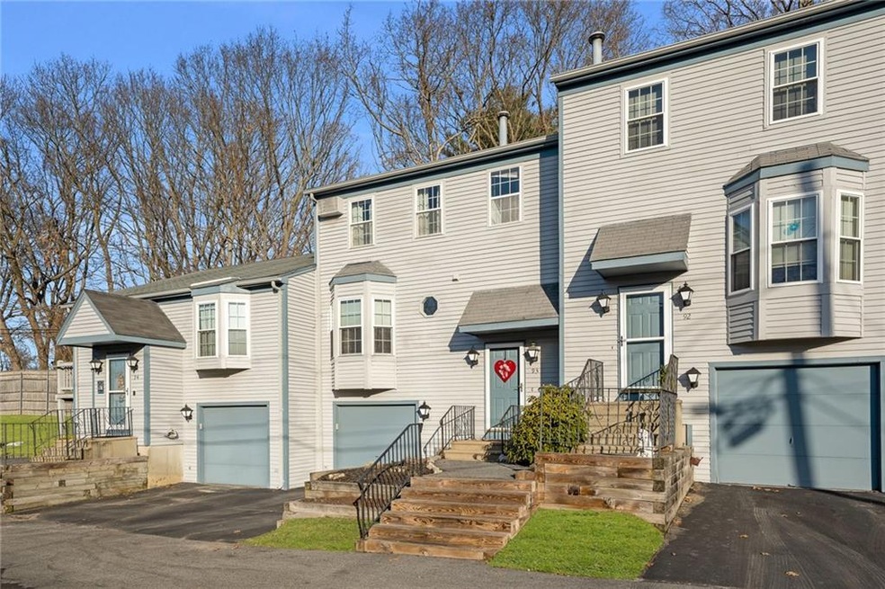 565 Quaker Ln unit 93, West Warwick, RI 02893 - photo 1