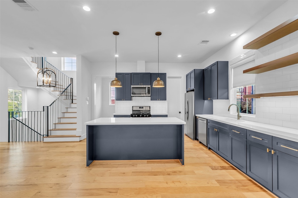 204 Burr St unit G, Houston, TX 77011 - photo 1