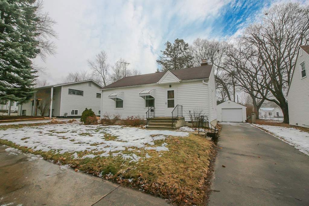 1922 Walnut St, Cedar Falls, IA 50613 - photo 1