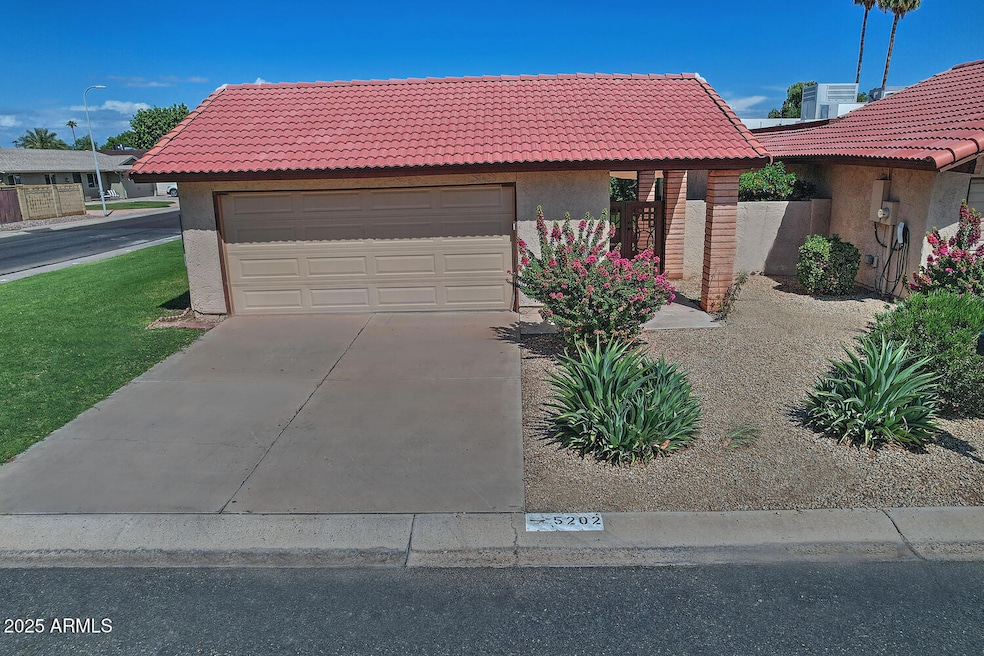 5202 E Tamblo Dr Phoenix AZ-large-001-02