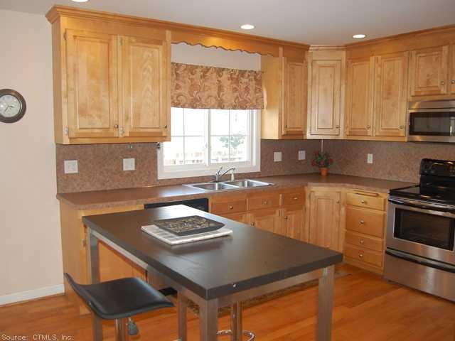 Kitchen. Recessed lighting - raised panel, maple c