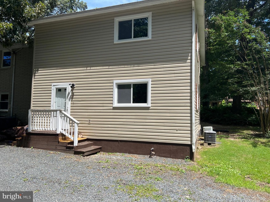 18402 Cedar Dr, Triangle, VA 22172 - photo 1