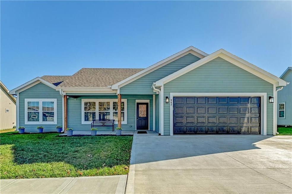 947 N White Oaks Ln, Oak Grove, MO 64075 - photo 1