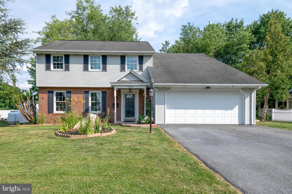 958 E Pine St, Palmyra, PA 17078 - photo 1