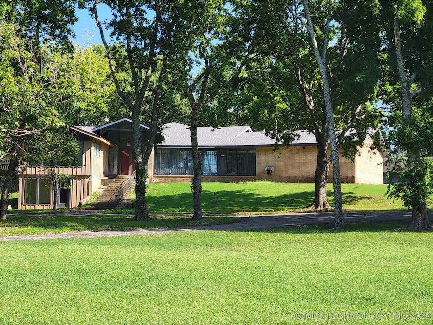 1898 N Cherokee Ave, Chouteau, OK 74337 - photo 1