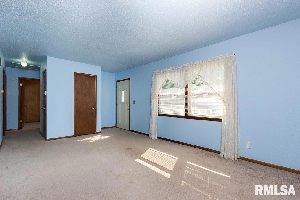 6304 Scott St, Davenport, IA 52806 - photo 1