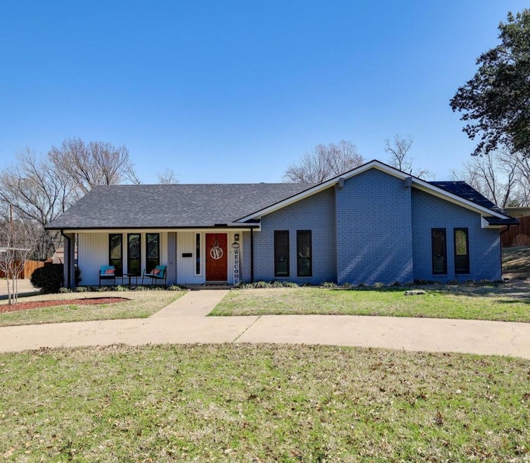 918 Cook Dr, Grand Prairie, TX 75050 - photo 1