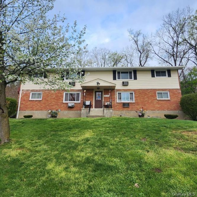 1704 Parr Lake Dr unit 17D, Newburgh, NY 12550 - photo 1