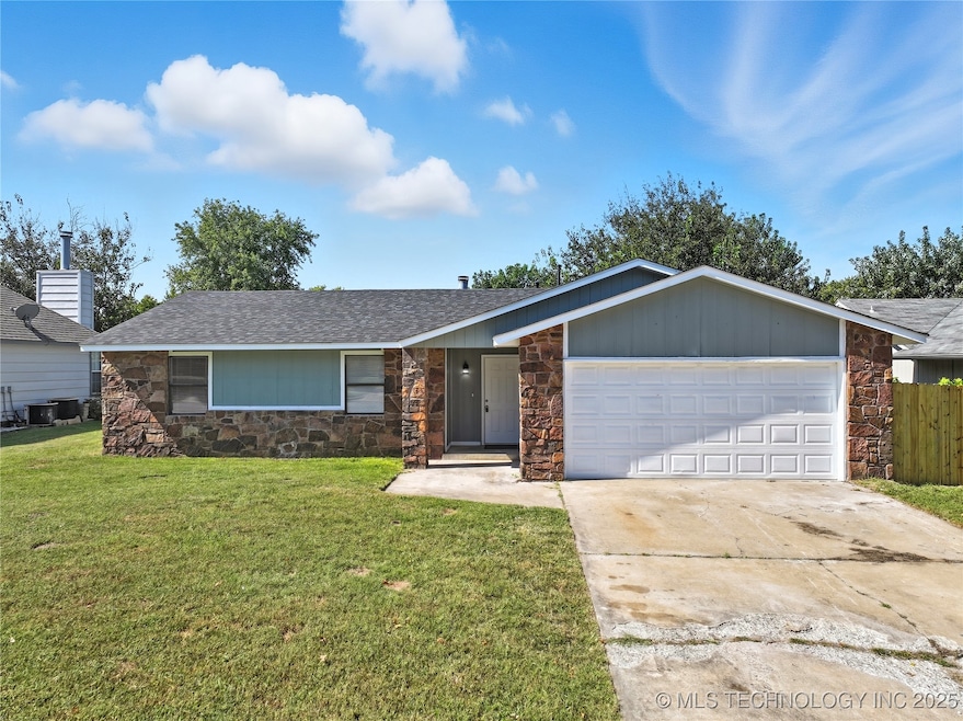 2906 S Narcissus Place, Broken Arrow, OK 74012 - photo 1