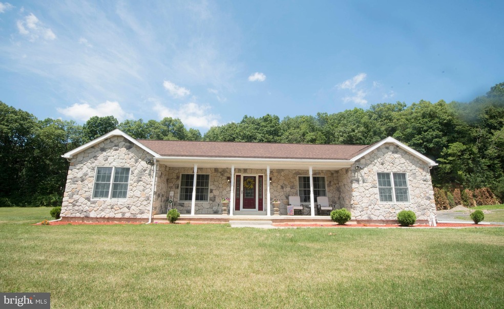 220 Constitution Ave, Wind Gap, PA 18091 - photo 1