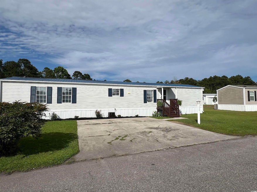 Manufactured / mobile home featuring a front yard