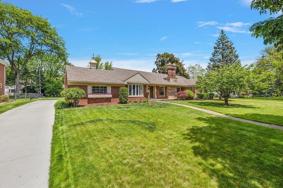 918 Lochmoor Blvd, Grosse Pointe Woods, MI 48236 - photo 1