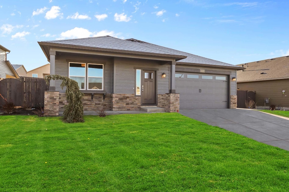 1972 SW 39th St, Redmond, OR 97756 - photo 1