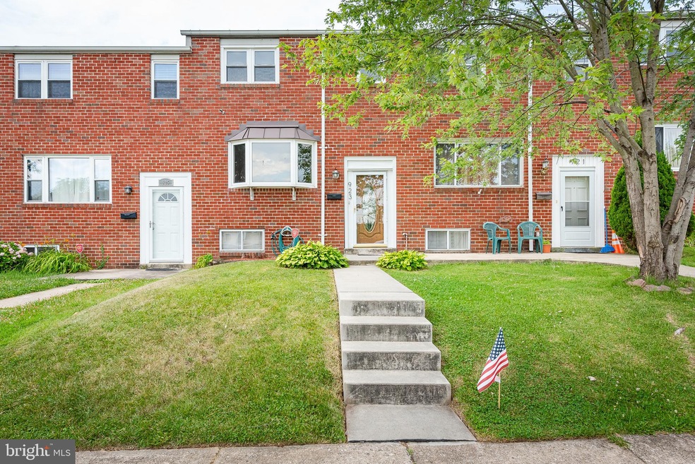 923 Regina Dr, Halethorpe, MD 21227 - photo 1