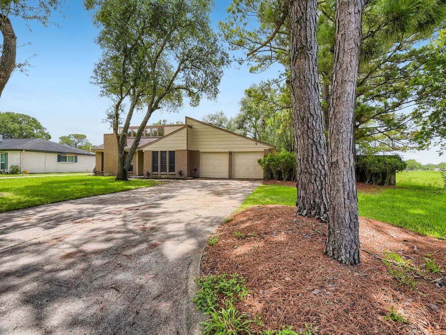 223 W Larkspur Dr, Alvin, TX 77511 - photo 1