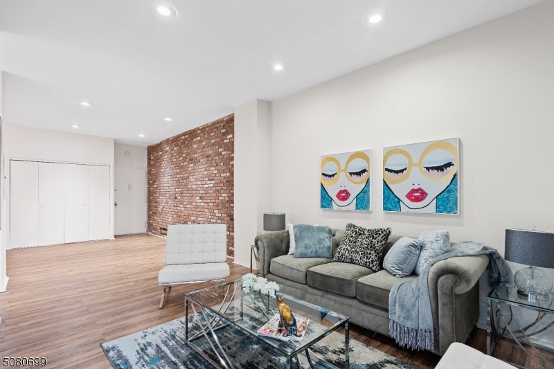 111 Mulberry St unit 3i, Newark, NJ 07102 - photo 1