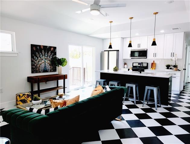 Living/family area - several ways to position furn