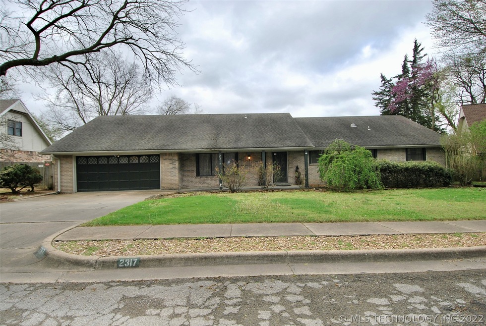 2317 Chapel Hill Ct, Bartlesville, OK 74006 - photo 1